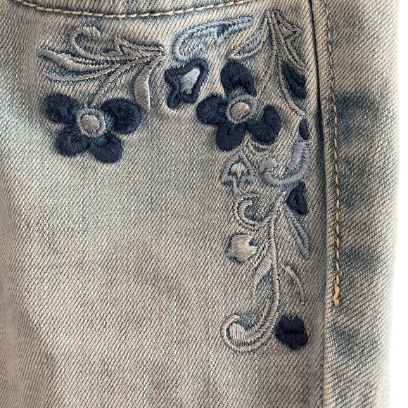 Hollister | Embroidered Distressed Jeans - Picture 7 of 13